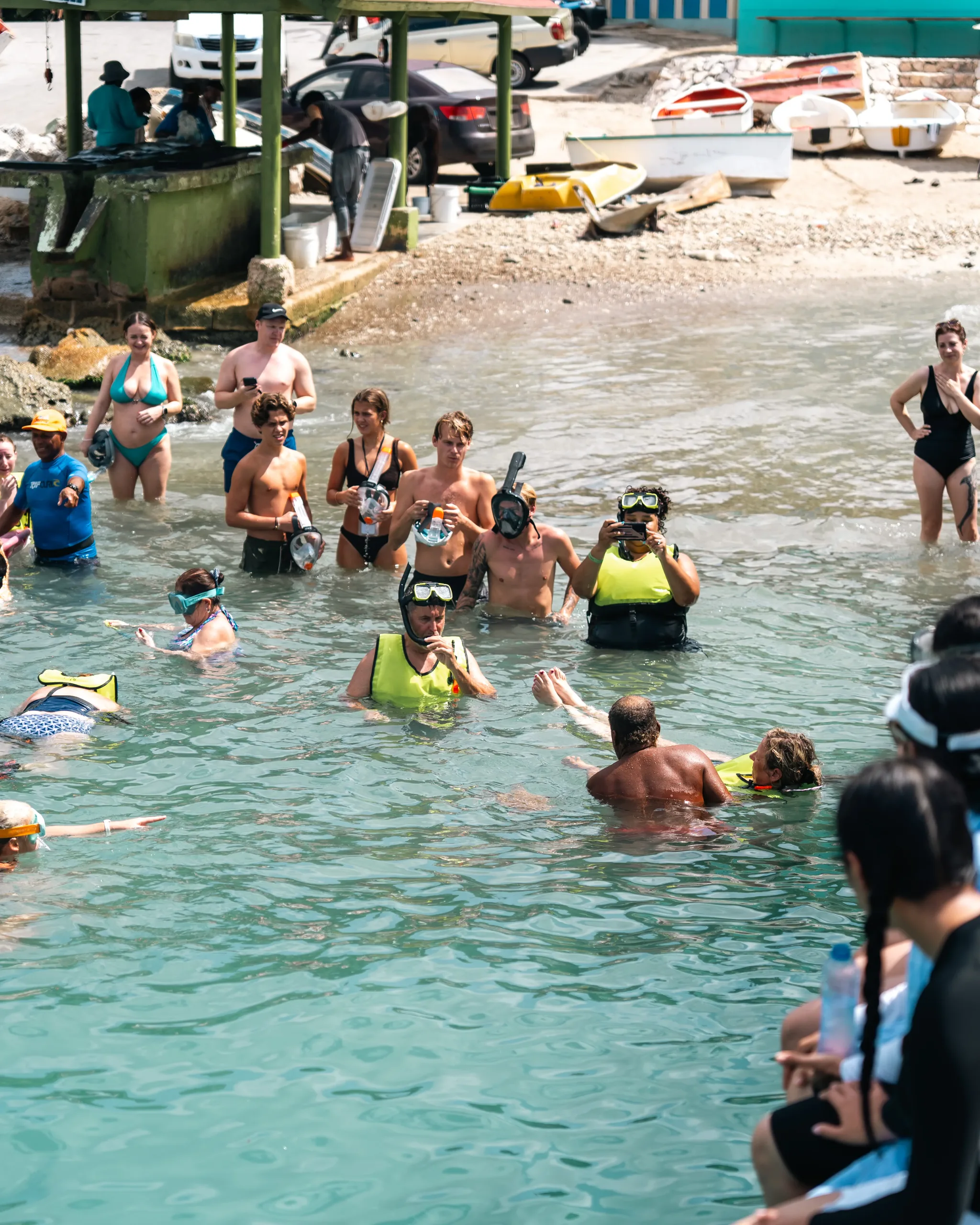 Snorkelaars die in het ondiepe water naast de visserssteiger bij Playa Piskadó staan