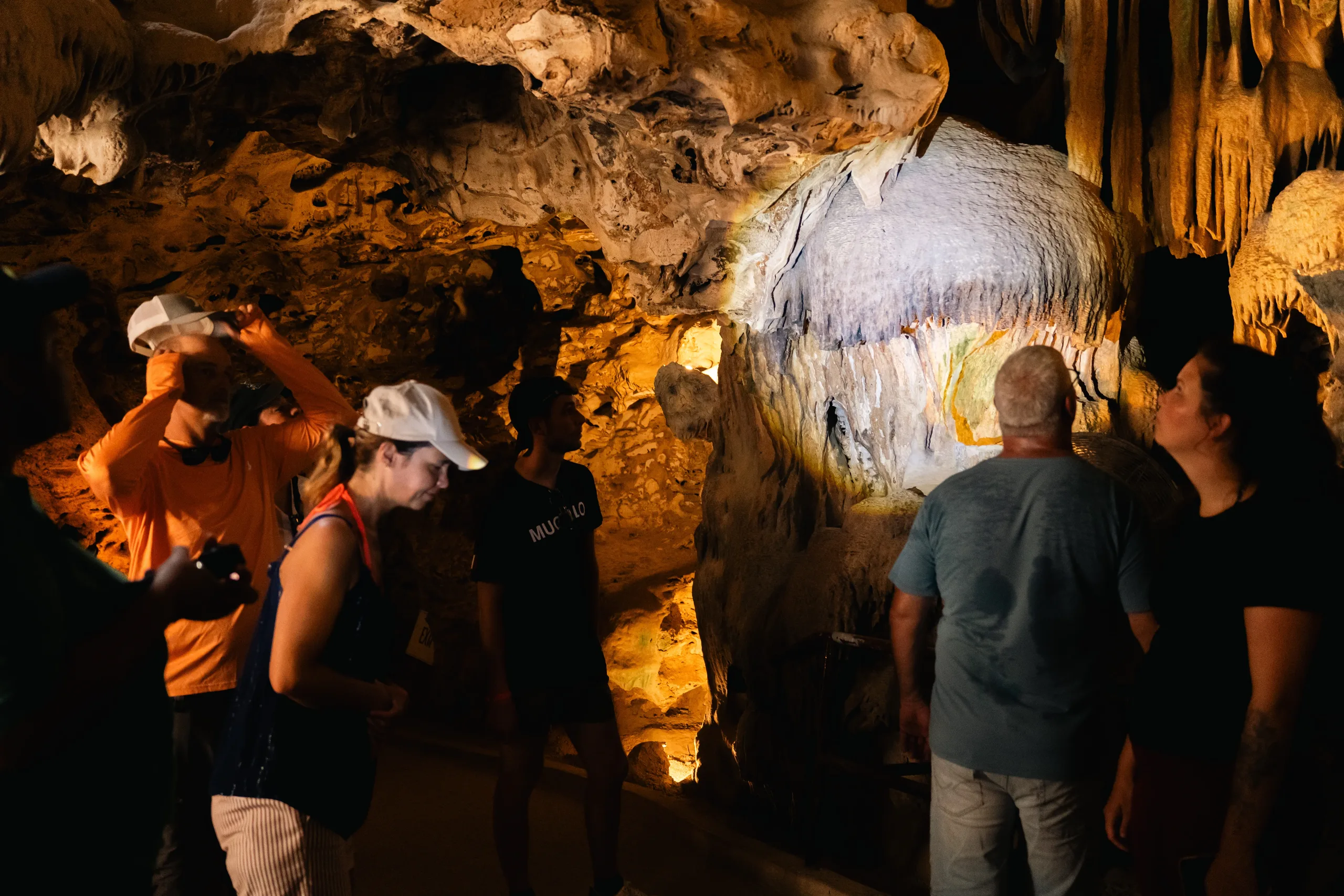 Verlichte stalactietformaties in de Hato Caves