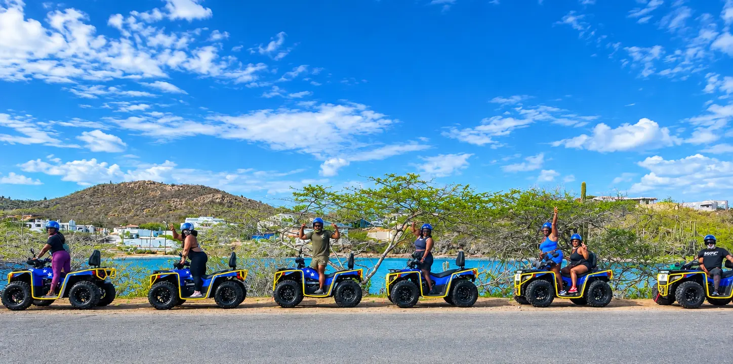 Quads aparcados junto a una laguna