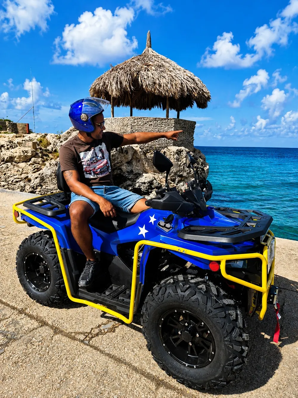 Un conductor de un quad junto a una palapa en la costa de Curazao