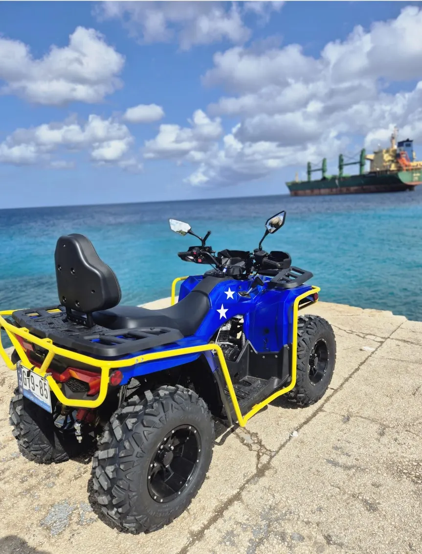 Un quad homologado para circular por carretera aparcado junto al mar en Curazao
