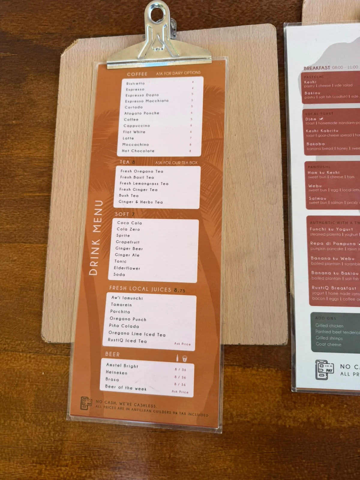Die Getränkekarte von Rustiq umfasst Kaffee, frische Kräutertees, alkoholfreie Getränke, regionale Fruchtsäfte und Bier.