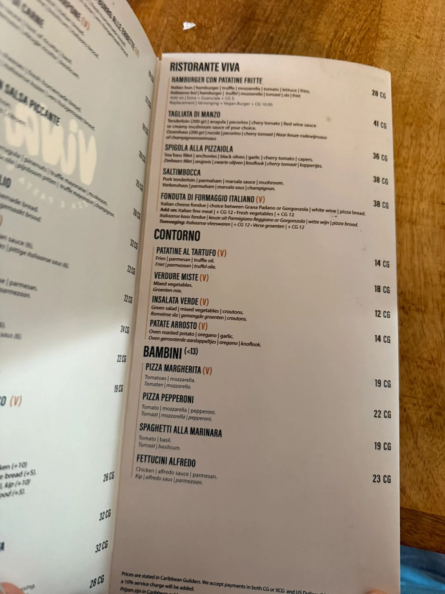 Speisekarte mit den Hauptgerichten des „Ristorante Viva“, den Beilagen („Contorno“) und dem Kindermenü („Bambini“).