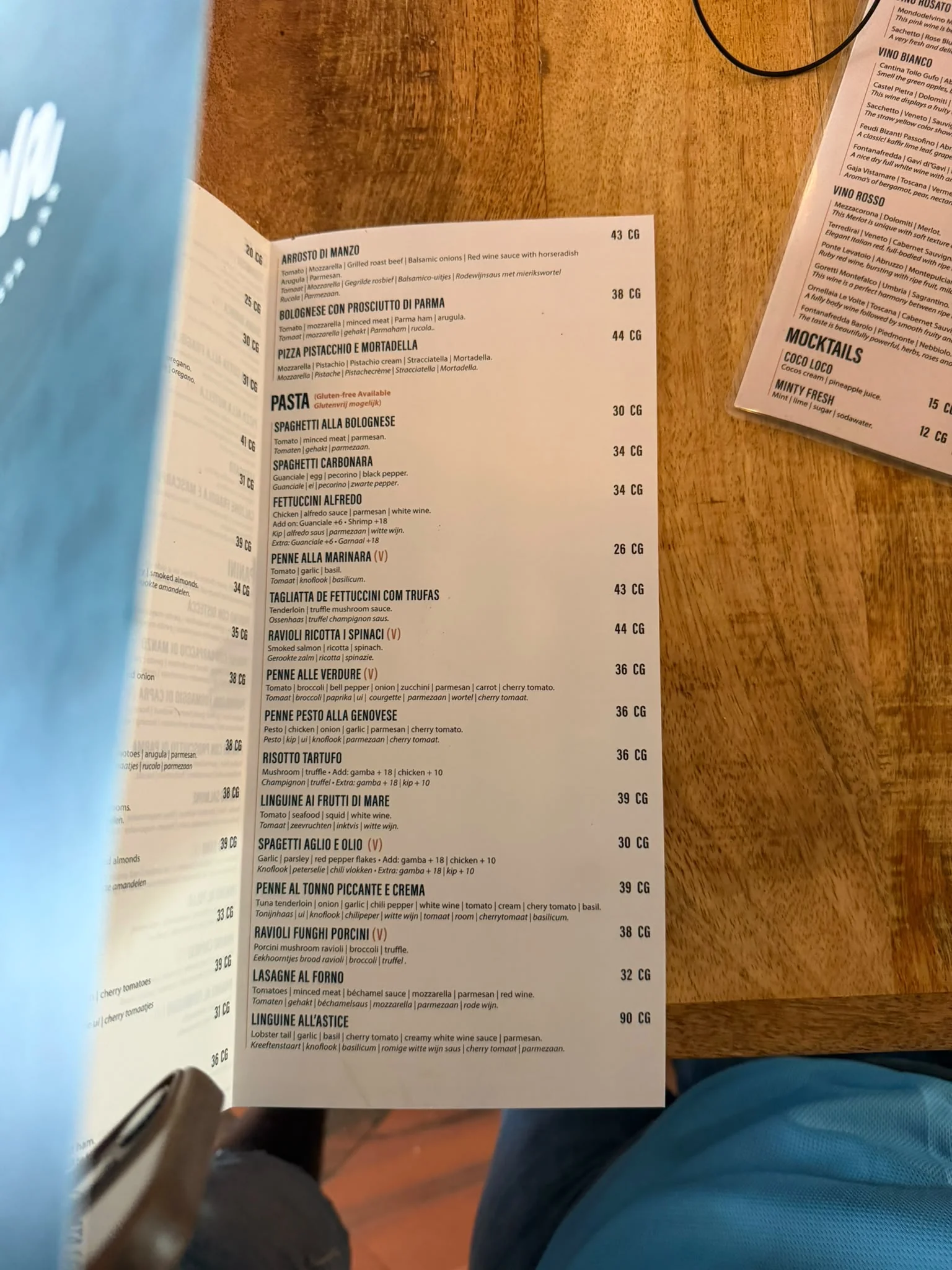 Menüseite mit einer Auflistung der Pastagerichte im „Viva“ samt Preisen in karibischen Gulden.