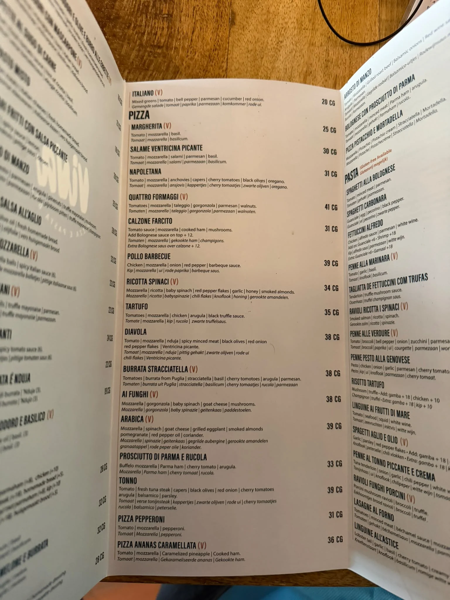 Öffnen Sie das Menü, in dem die Pizza-Auswahl von Viva aufgeführt ist – von der Margherita bis zur Pizza Ananas Caramellata.