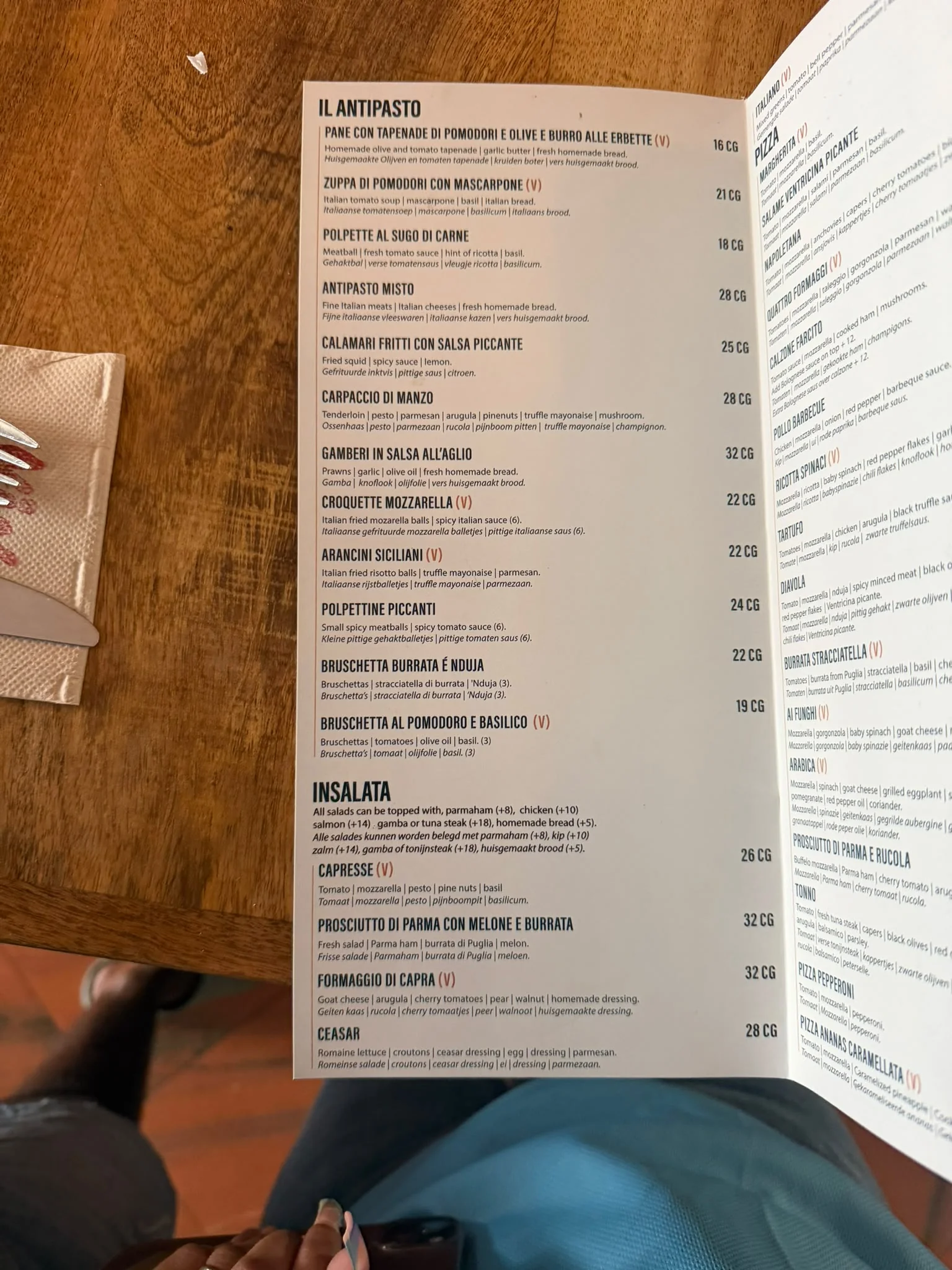 Speisekarte mit „Il Antipasto“-Vorspeisen und „Insalata“-Salaten in der „Viva Pizza e Pasta Bar“.