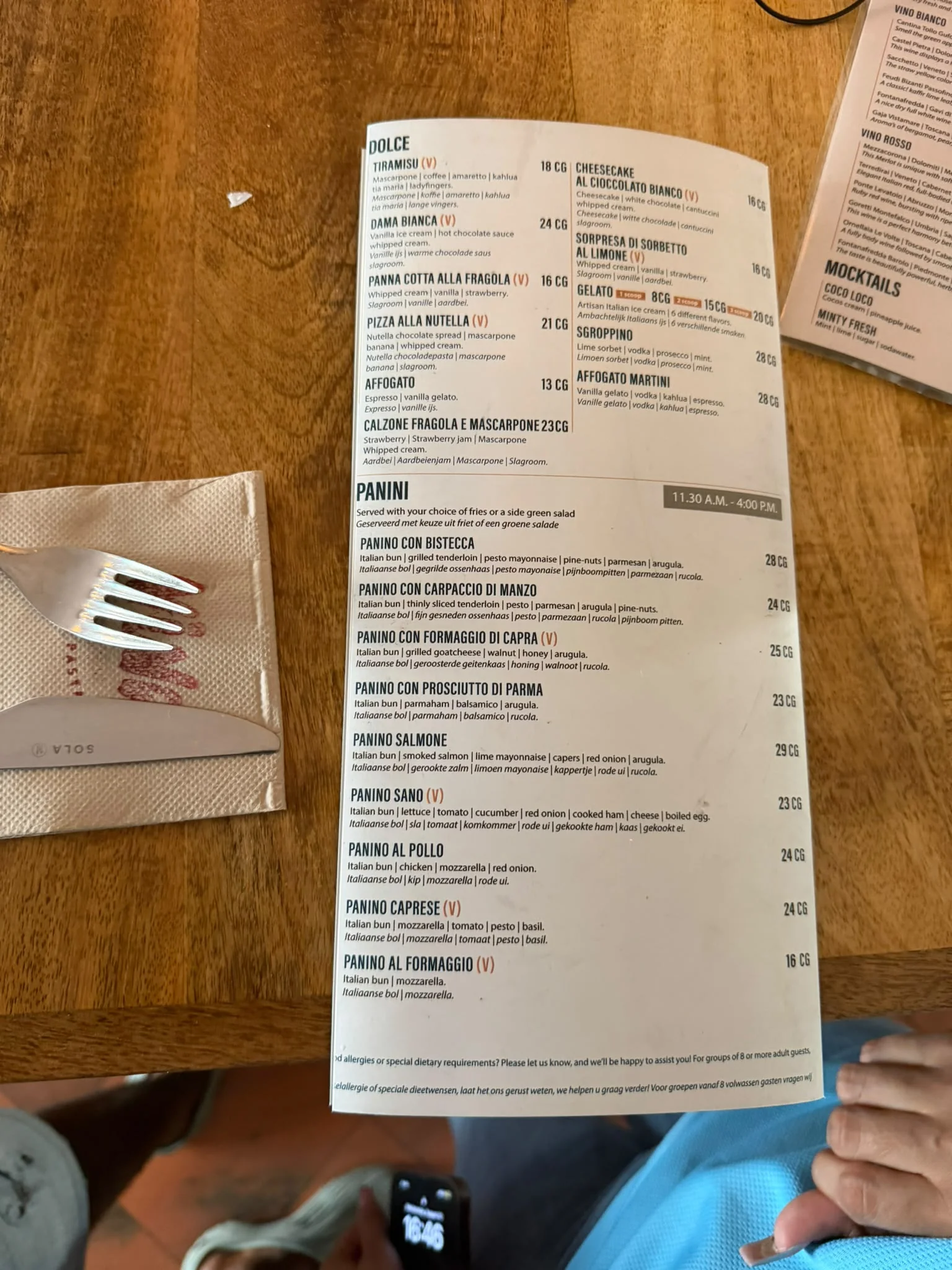Speisekarte mit „Dolce“-Desserts und der Panini-Auswahl zum Mittagessen im „Viva“.
