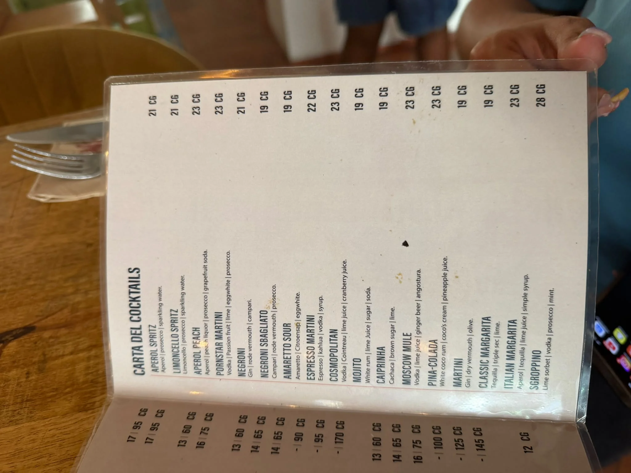 Seite „Carta del Cocktails“ mit einer Auflistung der Cocktails im „Viva“ samt Preisen.